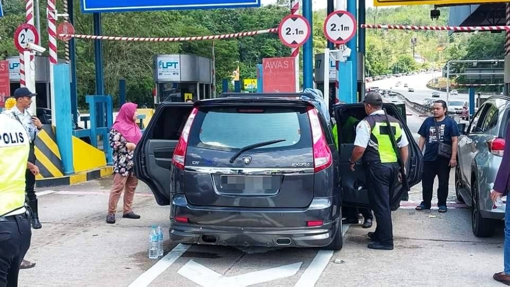 Kenderaan MPV yang ditemui anggota polis yang juga melanggar pintu tol. Foto ihsan PDRM 