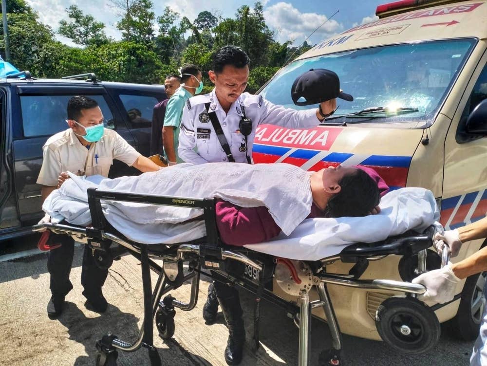 Mereka yang diselamatkan dihantar ke hospital untuk rawatan lanjut. - Foto Ihsan PDRM 