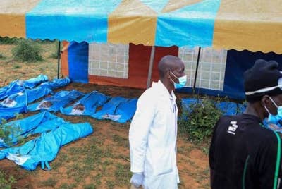 Antara mayat yang ditemui di tanah milik paderi Paul Makenzi, yang ditahan pada 14 April lepas. - Foto AP