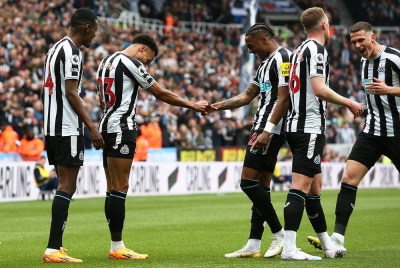 Penyerang Newcastle, Jacob Murphy (dua dari kiri) meraikan jaringannya bersama Joe Willock (tiga dari kanan) di St James' Park pada Ahad.