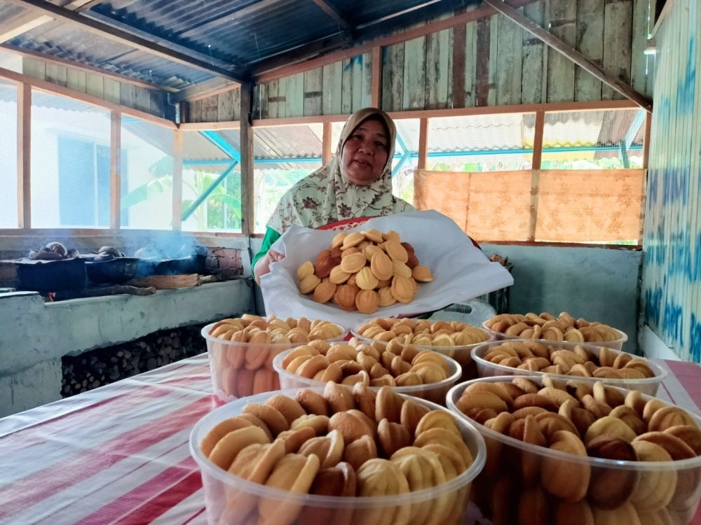 Rokiah menunjukkan tempahan baulu daripada pelanggannya.