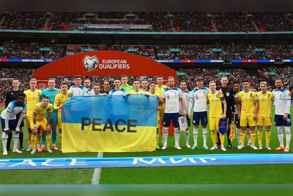 Barisan pemain Ukraine dan England bergambar bersama sebelum memulakan aksi Kelayakan Euro 2024 di Stadium Wembley pada 27 Mac lalu.