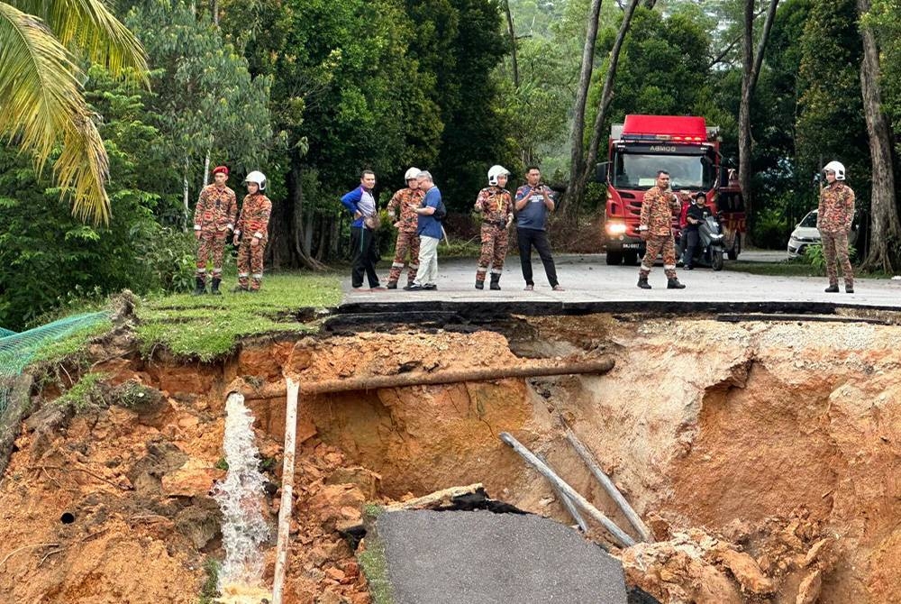 Anggota bomba berada di lokasi kejadian tanah runtuh di hadapan Akademi SPRM di Kuala Lumpur.