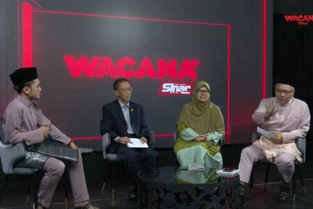 Izham (kanan) bersama Zahir (dua dari kiri) dan Dr Rosni semasa menjadi panelis pada Wacana Sinar bertajuk Sara Hidup: Rakyat Masih Tersepit? yang disiarkan di semua platform Sinar Harian pada Selasa. Turut menampilkan Ismail (kiri) sebagai moderator.