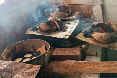 Acuan tembaga yang siap diletakkan adunan baulu akan dimasukkan dalam takungan periuk dan dibakar dengan sabut kelapa di bahagian atas manakala kayu api di bahagian bawahnya.