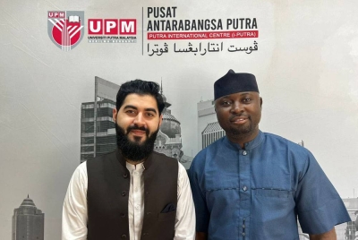 Usama (kiri) dan Muazu Dantala tetap teruja menyambut Aidilfitri
di Malaysia walaupun terpaksa berjauhan dengan keluarga.