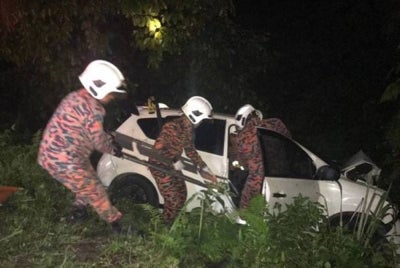 Anggota bomba menggunakan peralatan menyelamat bagi mengeluarkan mangsa tersepit dan diserahkan kepada pihak ambulans bagi rawatan lanjut. - Foto JBPM Perak