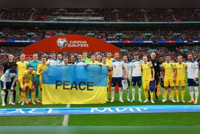 Barisan pemain Ukraine dan England bergambar bersama sebelum memulakan aksi Kelayakan Euro 2024 di Stadium Wembley pada 27 Mac lalu.