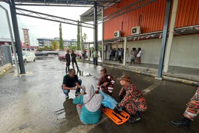 Mangsa yang disambar petir meninggal dunia di lokasi kejadian di padang Pekan Papar.