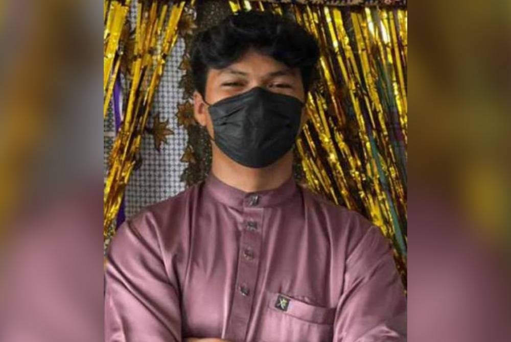 Muhammad Damin ketika memakai baju Melayu yang dibeli ibunya pada Aidilfitri tahun lalu.