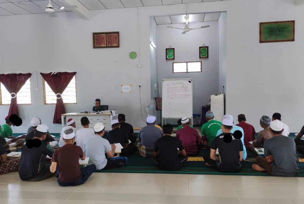 Penghuni Perkampungan Darul Barakah mengikuti kuliah agama.