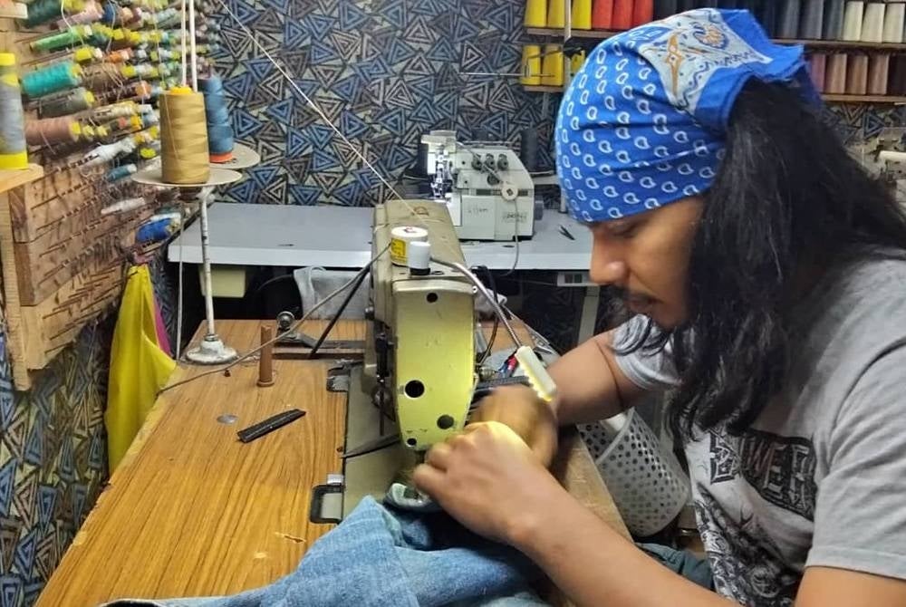 Damanhuri menimba ilmu menjahit jean sejak zaman sekolah.