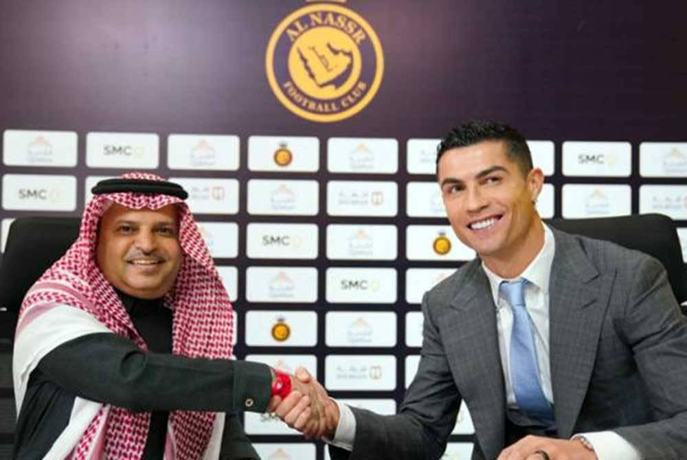 Musalli Al-Muammar (kiri) bersama Cristiano Ronaldo. Al-Muammar yang juga Pengerusi Lembaga Pengarah Kelab Al-Nassr, meletakkan jawatannya sebagai Presiden kelab bola sepak Arab Saudi itu. - Foto fail Awani