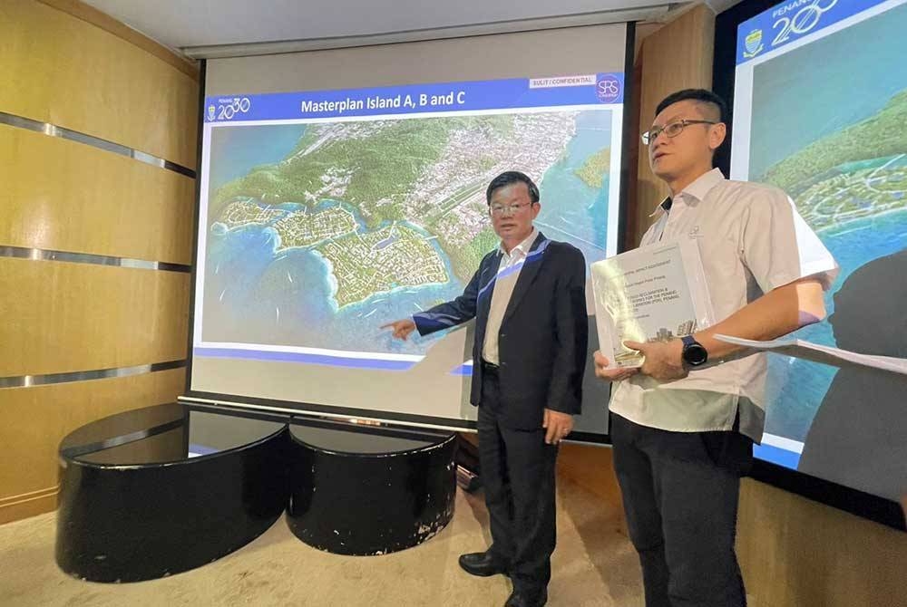 Kon Yeow (dua dari kanan) menunjukkan pelan ketiga-tiga pulau dalam Projek PSI.