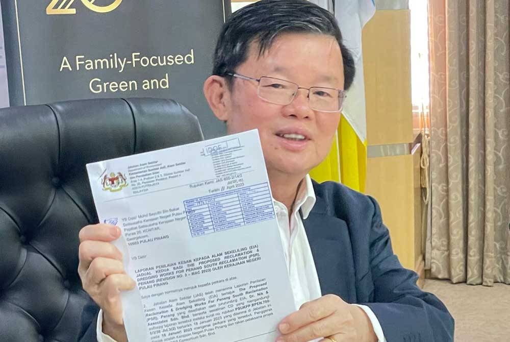 Kon Yeow menunjukkan surat yang diberikan kepada SUK mengenai kelulusan Laporan EIA bagi PSI.