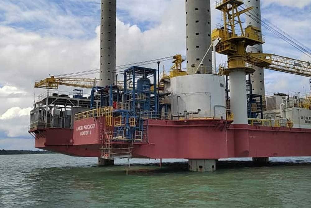 Pelantar minyak di perairan Tanjung Langsat yang dirompak empat lelaki warga tempatan.