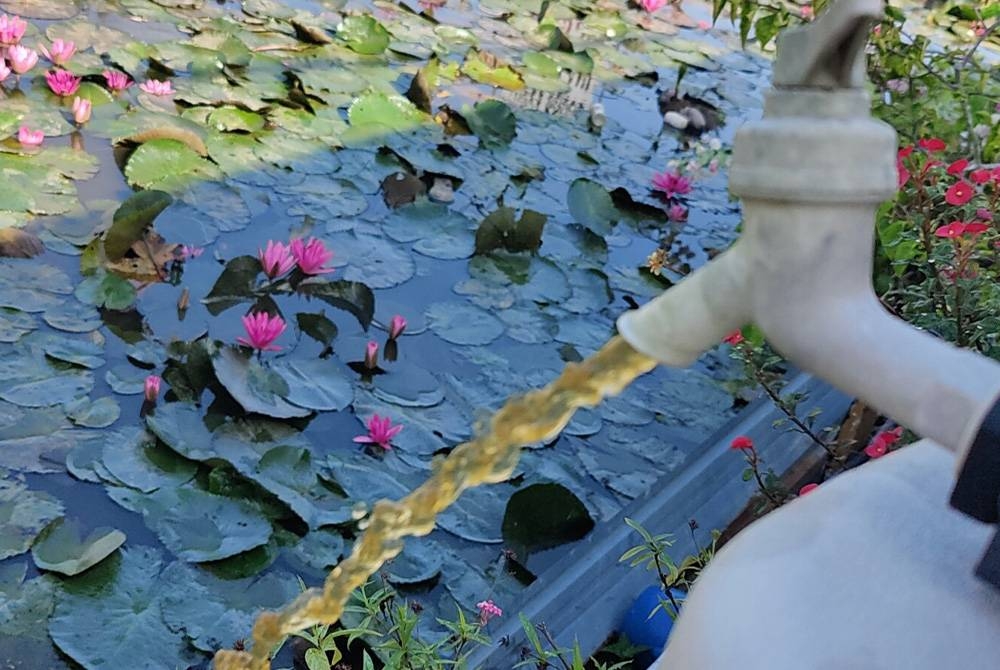 Keadaan air paip yang keruh selepas dicuci menerusi penapis air luar rumah.