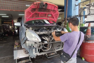 Sebelum melakukan perjalanan jauh adalah penting untuk memastikan kenderaan diselenggara dengan baik bagi mengelakkan risiko kemalangan daripada berlaku. - Gambar hiasan.