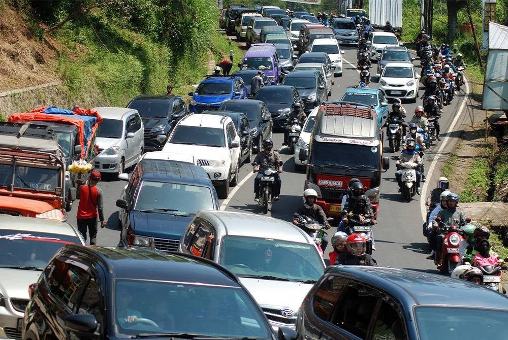 Kenderaan bertali arus di Nagrek, Bandung sejak Isnin lalu.