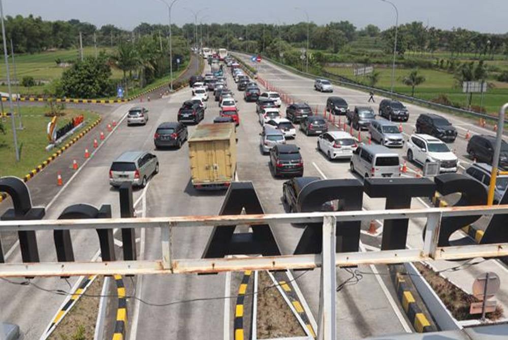 Jumlah kenderaan di laluan bertol utama turut dilaporkan meningkat.