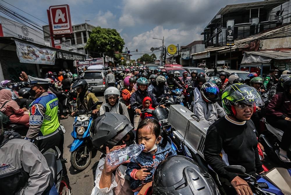 Kebanyakan 'pemudik' menunggang motosikal untuk pulang ke kampung halaman masing-masing.