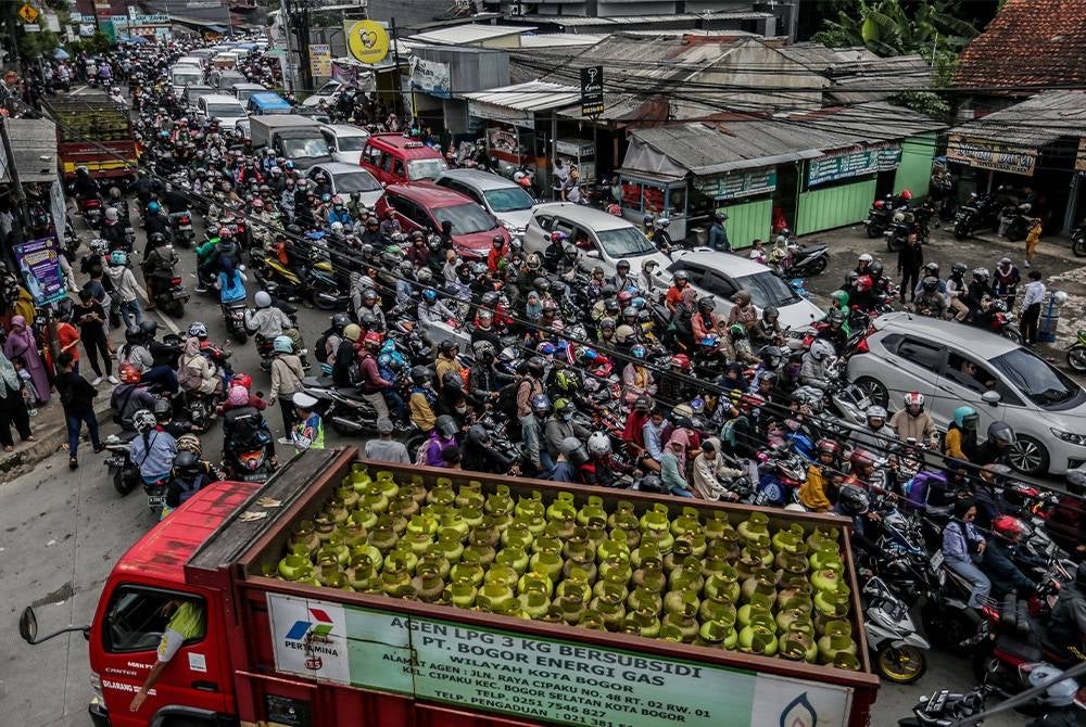 Aliran trafik di Bogor sesak dengan 'pemudik' yang mula kembali ke ibu kota pada Selasa.