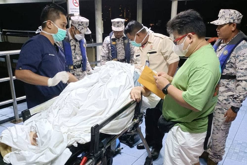 Mangsa dibawa ke Jeti Jabatan Laut, Port Dickson sebelum dihantar ke Hospital Port Dickson untuk mendapatkan rawatan lanjut. - Foto Maritim