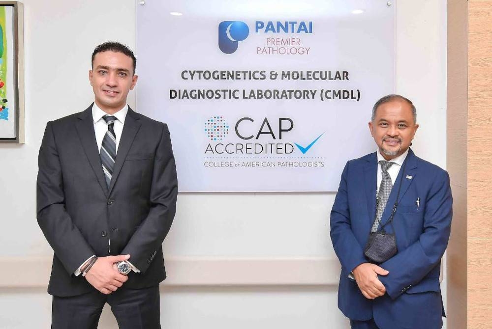 Mohamed Elwakil (kiri) bergambar bersama Ketua Pegawai Eksekutif Pantai Premier Pathology, Hareef Muhammed ketika Novartis Malaysia mengumumkan pelancaran Kempen Penggalak PIK3CA untuk pesakit kanser payudara lanjutan (aBC).
