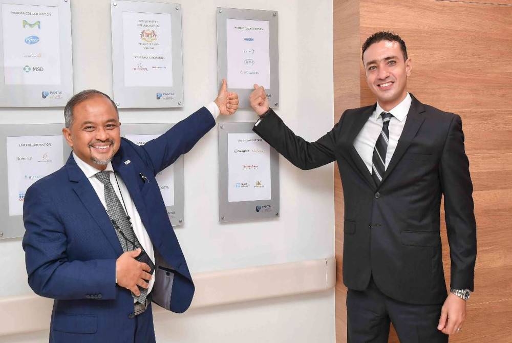 Hareef (kiri) dan Mohamed menekankan kerjasama antara Novartis Malaysia dan Pantai Premier Pathology untuk menyediakan ujian awal dan berkesan, yang merupakan kunci untuk meningkatkan prognosis dan kualiti hidup pesakit kanser payudara.