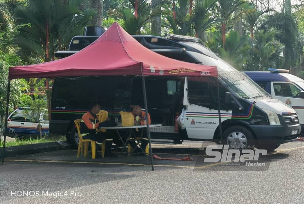 Kakitangan Dewan Bandaraya Kuala Lumpur (DBKL) turut diletakkan dalam keadaan berjaga-jaga di sekitar lokasi runtuhan di hadapan pintu masuk MACA di Persiaran Tuanku Syed Sirajuddin.