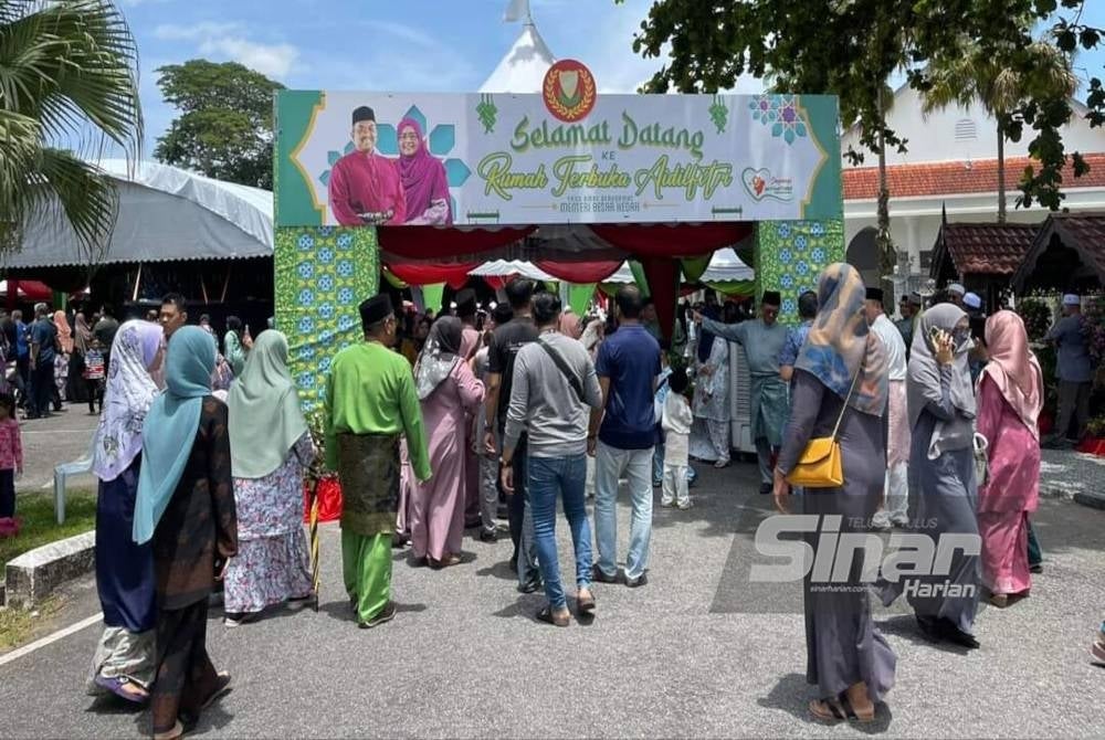 Orang ramai mula membanjiri Seri Mentaloon sejak 11 pagi untuk memeriahkan sambutan Rumah Terbuka Aidilfitri MB Kedah.