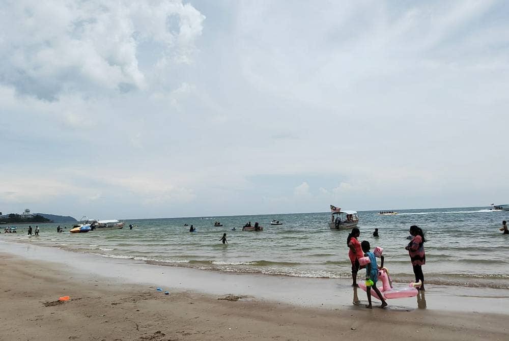Pantai Teluk Kemang jadi pilihan pengunjung sempena cuti Aidilfitri.