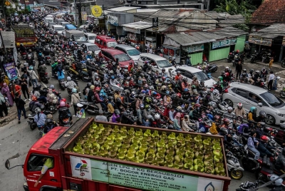 Aliran trafik di Bogor sesak dengan 'pemudik' yang mula kembali ke ibu kota pada Selasa.
