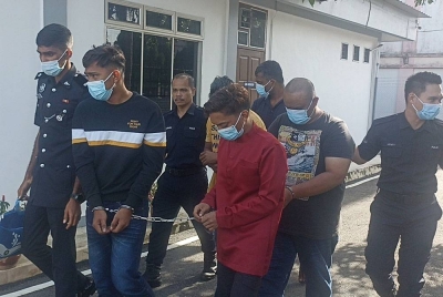 Keempat-empat tertuduh mengaku salah menggunakan kekerasan jenayah dan menyebabkan kecederaan terhadap seorang anggota polis di Kilometer 7, Jalan Kulai menghala Kota Tinggi pada 1 Syawal lalu.