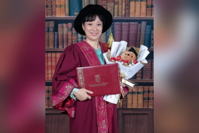Hieda menerima Ijazah Doktor Falsafah (PhD) dari universiti tempatan dengan menulis tesis dalam bahasa Melayu.