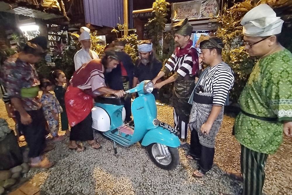 Sebahagian ahli Kelab Serindit Mati Tersepit tidak ketinggalan menceriakan sambutan Aidilfitri dengan pemakaian lengkap busana tradisional Melayu.