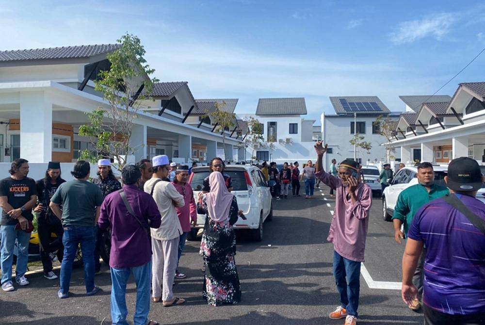 Kaum keluarga dan rakan-rakan Allahyarham Mael hadir memberi penghormatan terakhir. - Foto Astro Awani