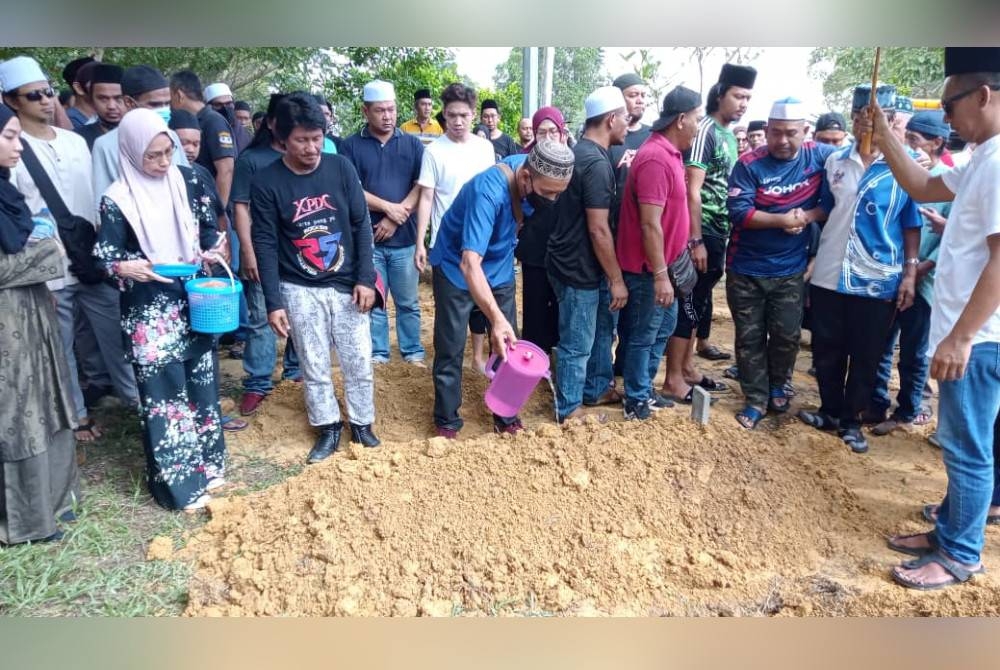 Jenazah Allahyarham Mael selamat dikebumikan di Tanah Perkuburan Islam Bakri, Batu 6, Muar pada Jumaat.