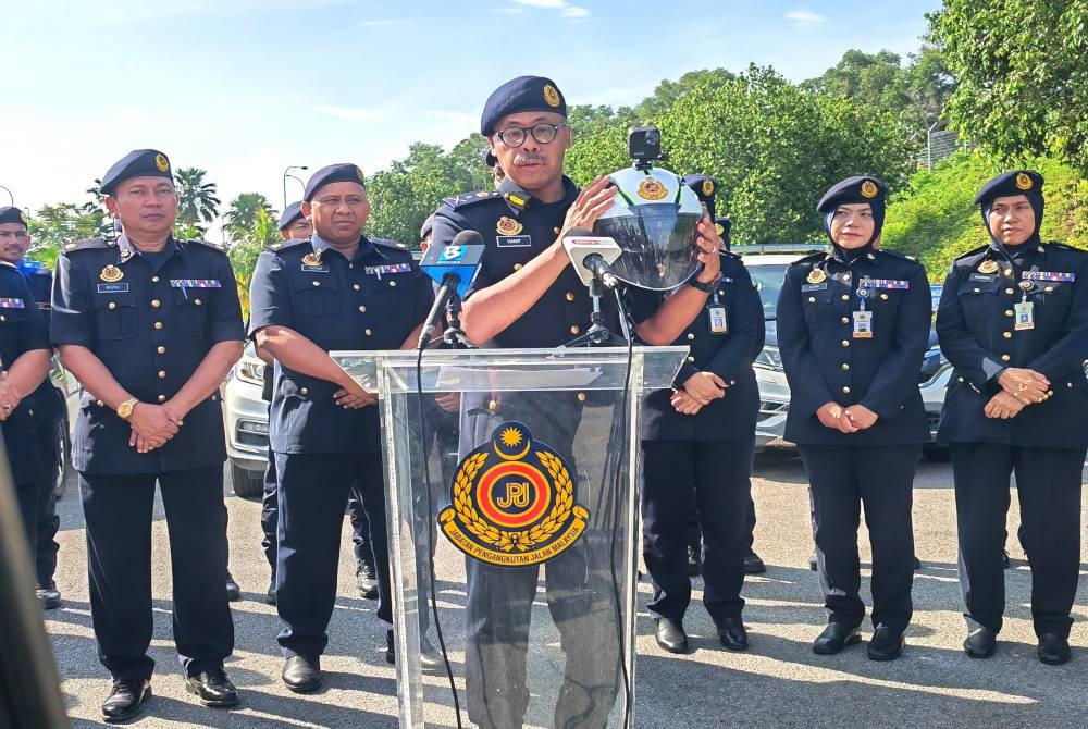 Hanif menunjukkan EAC pada topi keledar anggota UPB.