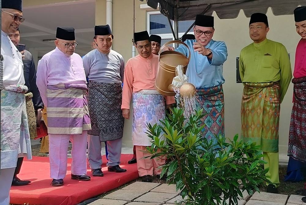 Wan Rosdy menyempurnakan upacara penanaman pokok sempena Majlis Pelancaran Kolej Kediaman Mawaddah UMP kampus Pekan pada Jumaat.