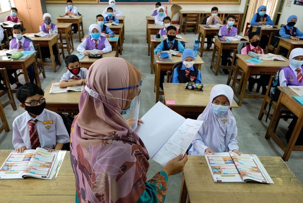 Pemakaian pelitup muka amat penting terutama bagi murid sekolah ketika berada di dalam kelas atau di kawasan tertutup.