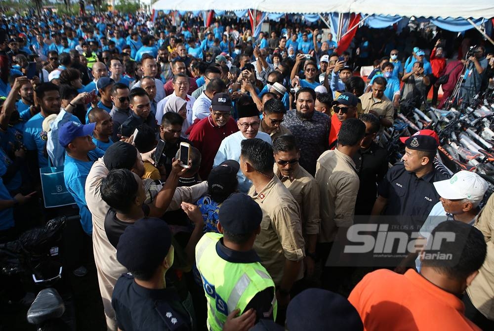 Kehadiran Anwar disambut oleh sekumpulan anak muda yang berkonvoi motosikal di hadapan pentas utama Himpunan Madani Kedah di Dataran Stargate.