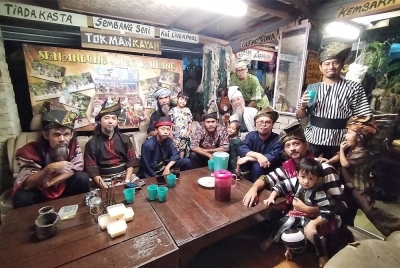 Ahli-ahli Kelab Serindit Mati Tersepit berkumpul setiap kali tiba malam raya.