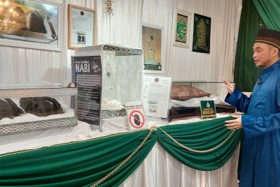 Md Zawawi menunjukkan capal dan kantung isi air peninggalan Rasulullah SAW yang disimpan di Galeri Nur Raudhah.