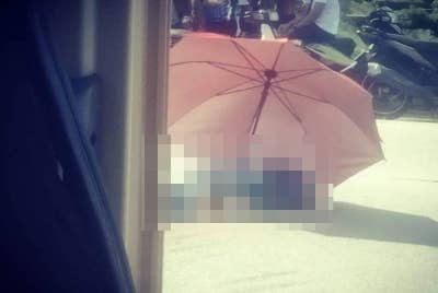 Remaja lelaki maut selepas motosikal ditunggang terlibat kemalangan dengan dua kereta di Jalan Parit Botak, Kampung Parit Nipah pada Jumaat. - Foto IPD Batu Pahat