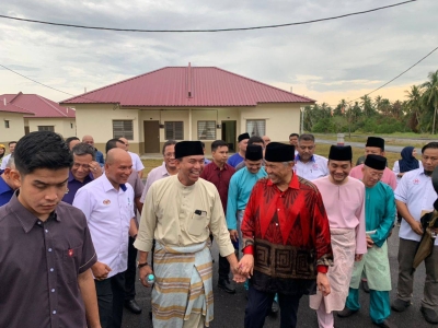 Ahmad Zahid (depan, kanan) meninjau PPK Kampung Parit Makuaseng, Benut pada Jumaat. 