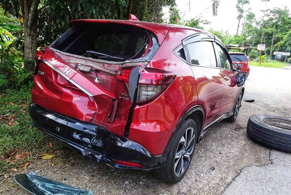 Keadaan SUV yang turut remuk akibat tayar treler tersebut.
