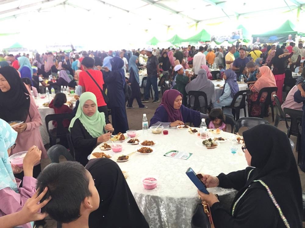 Orang ramai yang hadir menjamu selera di Majlis Rumah Terbuka Aidilfitri Pas Kelantan. 