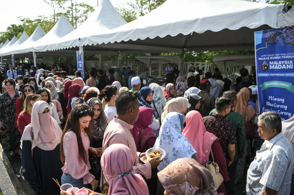 Pengunjung beratur mengambil makanan pada majlis Rumah Terbuka Aidilfitri Malaysia Madani di Hotel Raia. - Foto Bernama