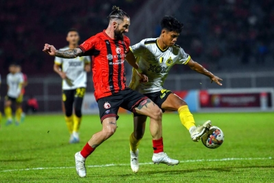 Pemain Kelantan, Miguel Angel Garrido Cifuentes (kiri) dan pemain Perak, Muhammad Nasrol Amri Kamarul Azhar bersaing ketika pada perlawanan Liga Super di Stadium Sultan Muhammad IV pada Jumaat. - Foto Bernama